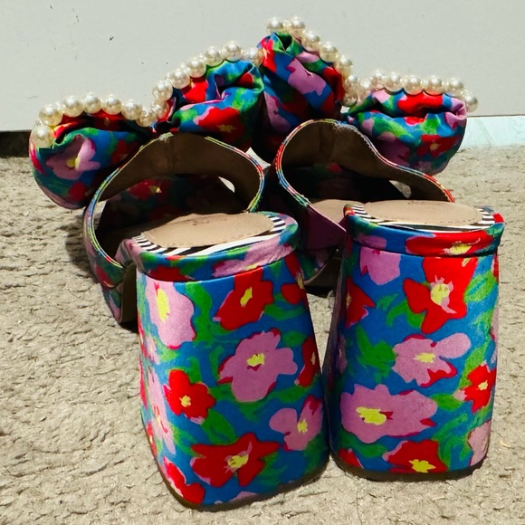 Adorable Betsey Johnson size 7 Maggie blue pink floral bow pearl front sandals - Picture 5 of 6